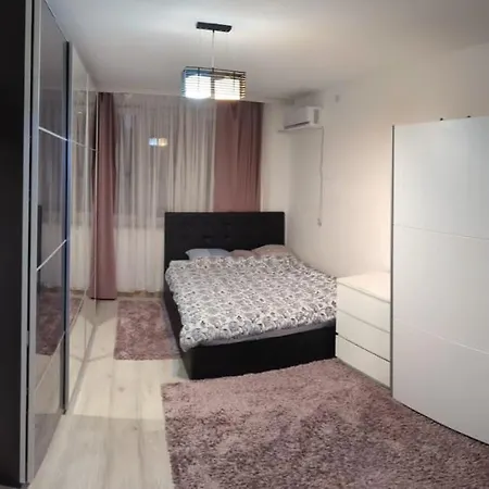 With 4 Rooms, Center Km Zero Bucharest, 4 Rooms, Minimum 4 Nights Apartamento